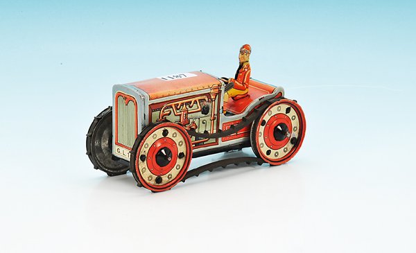 GELY Traktor: Kopf der Figur stark beschädigt, Besichtigung erforderlich.
