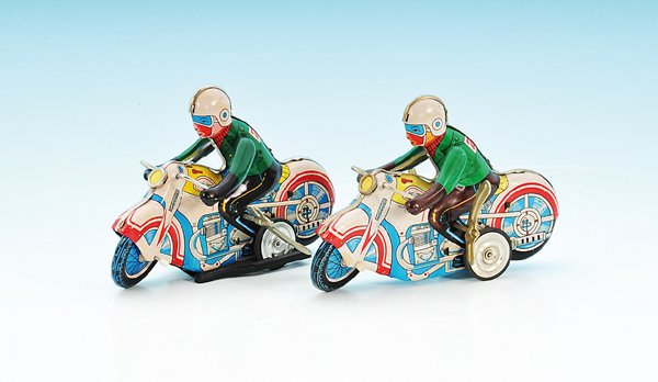 2 Uhrwerk-Motorräder "MADE IN CHINA": Länge 18,5 cm, bunt lithogr., guter Zustand.