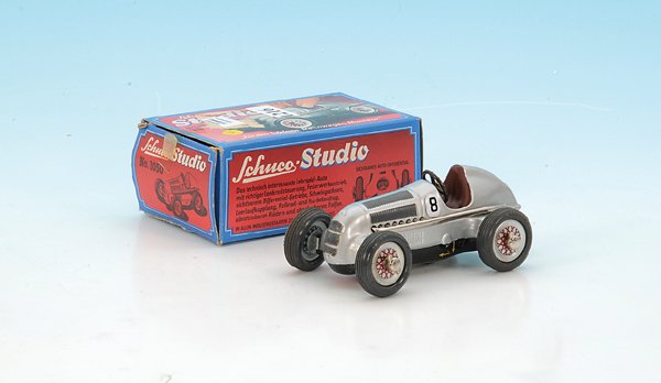 SCHUCO Rennwagen "Studio" 1050: Neuauflage, mit Schlüüsel, Werkzeug und Gebrauchsanleitung, im OKT, dieser leicht beschädigt.