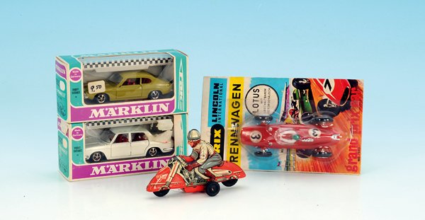 Konvolut Modellautos: Motorrad, 2 MÄRKLIN Guss-Autos, 1 TRIX Rennwagen, 1 HUKI Motorrad, alle guter Orig.-Zustand.