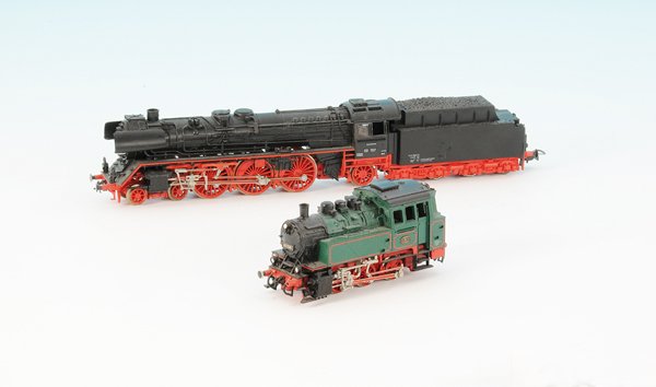 2 H0 Dampfloks: PIKO BR 03, Lok-Tenderkupplung fehlt, ROCO BR 80, 2 Puffer fehlen, Besichtigung erforderlich.