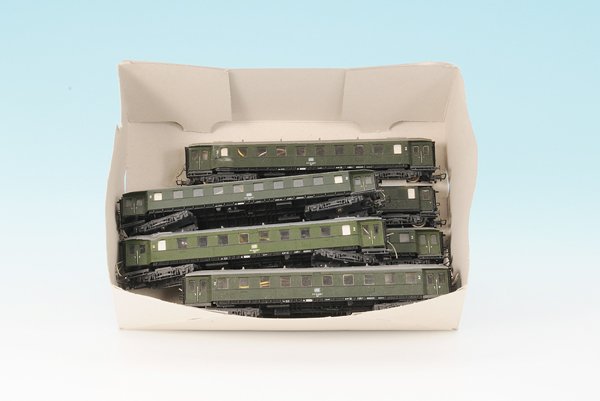 LILIPUT Eilzug: teilweise mit Innenbeleuchtungen. Gebrauchsspuren.