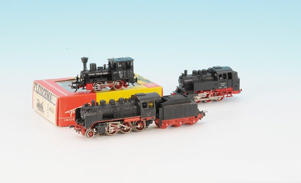 3 H0-Lokomotiven: bestehend aus: LIMA BR 80, TRIX-EXPRESS BR 24 und FLEISCHMANN Werkslok "ANNA", bei der Trix-Lok ist der VorlÃ¤ufer lose, einige Lackfehler, Besichtigung erforderlich.