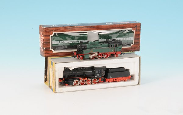 Konvolut 2-Leiter-Gleichstrom Fahrzeuge: bestehend aus: PIKO Tenderlok der KSSB, PIKO Dampflok BR 55 (beschÃ¤digt), und 2 LILIPUT GÃ¼terwagen, in OKTs.