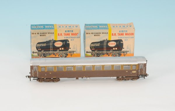 3 H0-Wagen: 1x FLEISCHMANN, 2x Airfix. Alterungs- und Gebrauchsspuren.