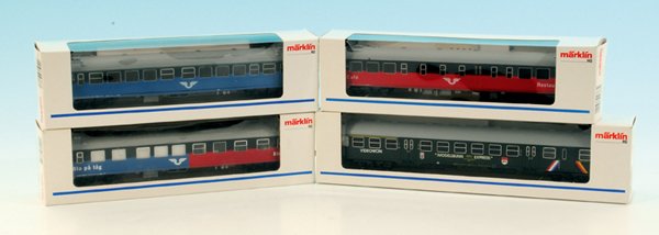 4 MARKLIN D-Zug-Wagen der CFL: 84126, 43772, 4377 und 4378, neuwertig, in OKTs.