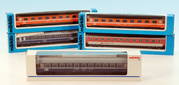 5 MARKLIN D-Zug-Wagen der SBB: 3 x orange, 2 x blau, neuwertig, in OKTs.