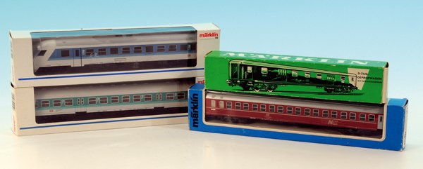 4 MARKLIN D-Zug-Wagen der DB: sehr gut, in OKTs.