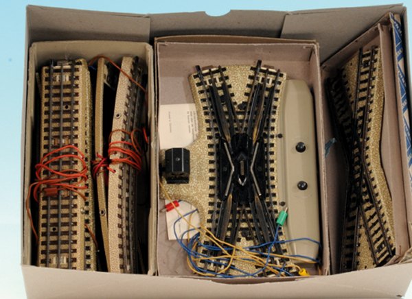 Konvolut MARKLIN/PUKO Gleismaterial: 8 AnschluÃŸgleise, 1 Kreuzung, 2 DKWs 5126, diese im OKT, minimale Gebrauchsspuren.