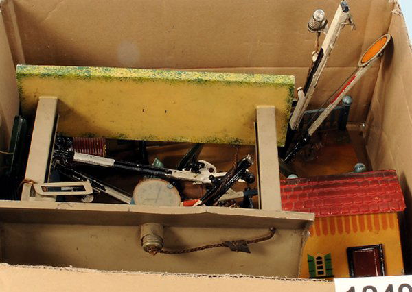 GroÃŸes ZubehÃ¶rkonvolut: BahnÃ¼bergÃ¤nge, Signale, 1 Bahnsteig, PrellbÃ¶cke usw. alles mit erheblichen Gebrauchsspuren, Besichtigung erforderlich.