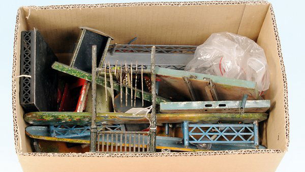 Fundgrube KleinzubehÃ¶r: Schranken, BahnÃ¼bergÃ¤nge, LÃ¤utewerk, viele Blechteile, MARKLIN Zugrichtungsanzeiger, Zinnfiguren, alles stark gebraucht.