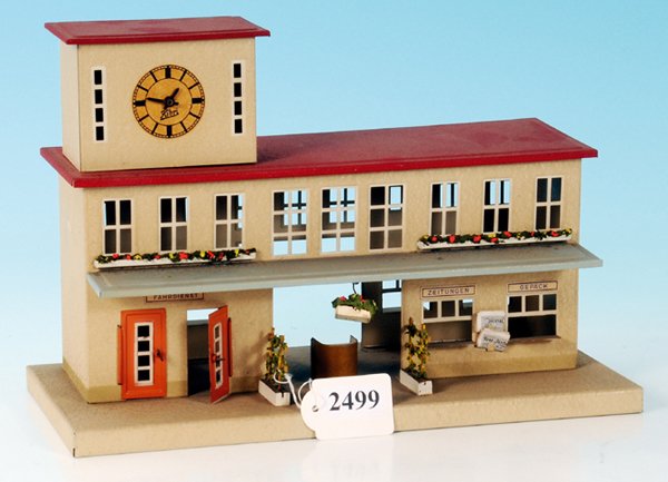 KIBRI Landbahnof in Rauputzmanier: mit imit. Uhr und Blumenkasten, minimal fugrostig, sonst gut erhalten.