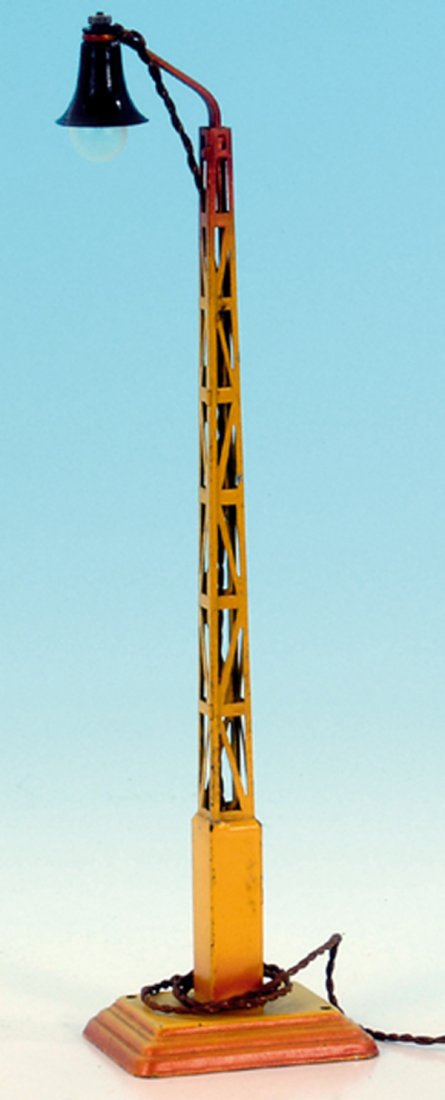 MARKLIN Bogenlampe 13453/1: HÃ¶he 30 cm, gelb handlackiert, guter Orig.-Zustand, minimale Gebrauchsspuren.