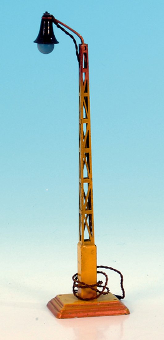 MARKLIN Bogenlampe 13453/1: HÃ¶he 30 cm, gelb handlackiert, guter Orig.-Zustand, minimale Gebrauchsspuren.