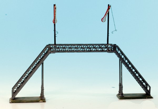 BING SignalbrÃ¼cke: DurchfahrhÃ¶he 18,5 cm, grau handlackiert, mit 2 Handsignalen, Orig.-Zustand, LackschÃ¤den.