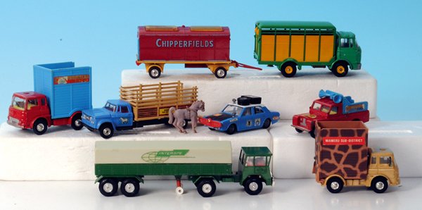 Konvolut CORGI, DINKY Gussautos: leichte bis deutliche Gebrauchsspuren, Besichtigung erforderlich.