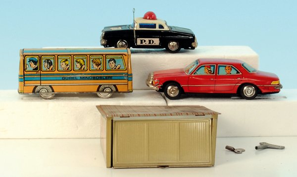 Konvolut Blechspielzeuge, Made in China: 2 Autos, Bus und Garage, Besichtigung erforderlich.