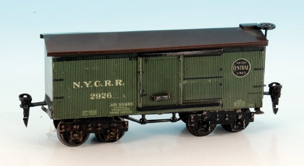 MARKLIN amerik. GÃ¼terwagen 2926/0: 18,5 cm, grÃ¼n lithogr., Dach Neuanfertigung, neulackiert, Wagenkasten mit deutlichen Gebrauchsspuren.