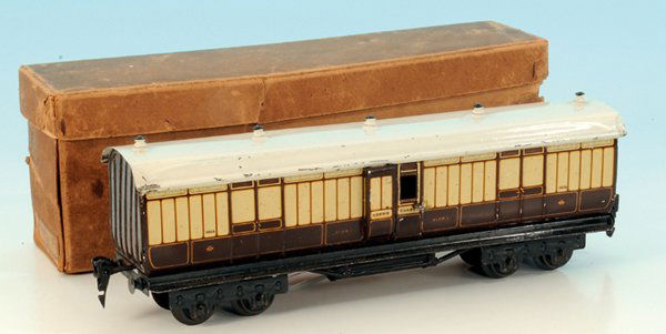 MARKLIN engl. Packwagen (baggage car) 2876/0, LNWR: 30 cm, braun/creme lithografiert, Dach weiss handlackiert, guter Originalzustand, leichte Gebrauchsspuren, im OKT (original box), Etikett erhalten, ansonsten deutliche BeschÃ¤digungen.