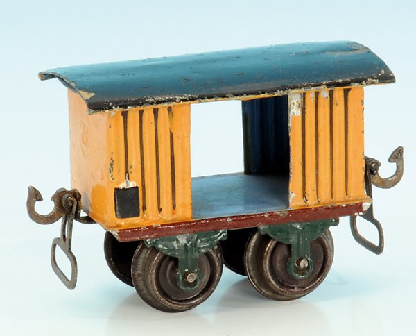 MARKLIN uralt Pack/GÃ¼terwagen 1803/0: 8 cm, gelb, Dach schwarz handlackiert, Ringbordkupplungen, rot ausgelegte BlechrÃ¤der, Originalzustand, einige LackschÃ¤den.