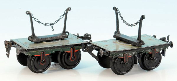 MARKLIN Langholzwagengarnitur 1814/II: 2-teilig, 30,5 cm, grau/schwarz handlackiert, ein Teil mit Hakenkupplungen und ersetzten BlechspeichenrÃ¤dern, das andere Teil mit Fixkupplungen und ersetzten BlechrÃ¤dern, Gebrauchsspuren.