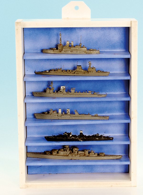 Konvolut WIKING Schiffe: 6 StÃ¼ck,darunter Linienschiff "Schleswig-Holstein", Kreuzer: NÃ¼rnberg, Leipzig, KÃ¶nigsberg, Schlachtschiff Gneisenau, ZerstÃ¶rer schwarz lackiert, leichte Gebrauchsspuren, in PrÃ¤sentatio