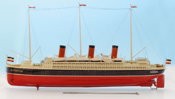 BING groÃŸer Uhrwerkdampfer "Imperator": 1 m, Uhrwerkantrieb, 3 Schornsteine, 14 Rettungsboote, technisch guter Zustand, n e u l a c k i e r t. Besichtigung empfohlen, in Holzkiste.