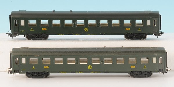 2 MARKLIN franz. Liegewagen 4065: 1 x deutliche Schlierenbildung, 1 x gut erhalten, ohne Kartons.