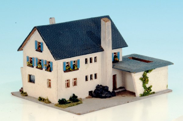 CREGLINGER Molkerei: Holz-/Papp-Gemischtbauweise, es fehlen u. a. das Vordach, die Schornsteinspitze Teile des Garagenanbau. Besichtigung erforderlich. Selten!