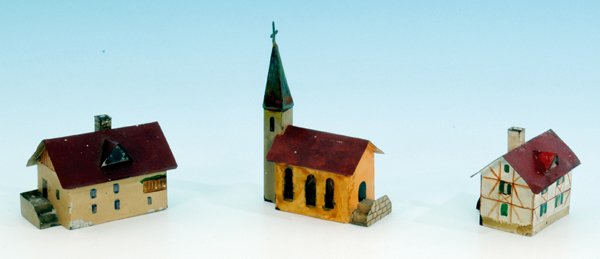 2 kl.BlechhÃ¤uschen, 1 Kirche Ã¤hnlich MARKLIN Lilipu t: ungelenk bemalt, Besichtigung erforderlich.