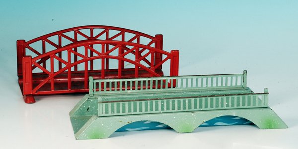 2 Eisenbahnbruecken: 1 x KIBRI, 1 x MARKLIN, Blech, noch gut erhalten.
