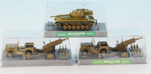 3 Militaerfahrzeuge 1:32: guter Zustand, in Plastikboxen.