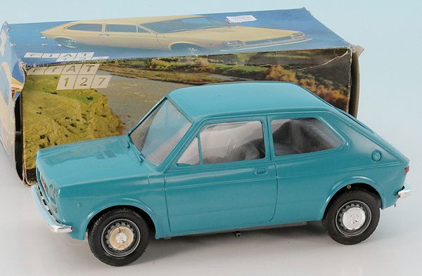 POCHER Fiat 127: tuerkis, Plastik, guter Orig.-Zustand, leichte Gebrauchsspuren, im OKT.
