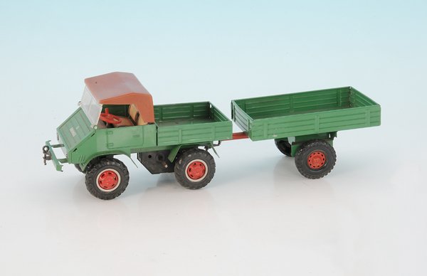 TippCo Unimog mit Anhaenger: Gesamtlaenge 34 cm, Uhrwerkantrieb, Gebrauchsspuren, Besichtigung empfohlen.