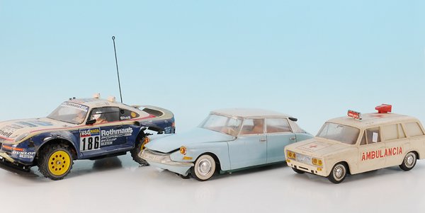 3 groeÃŸere Autos: erhebliche Gebrauchsspuren, Besichtigung erforderlich.