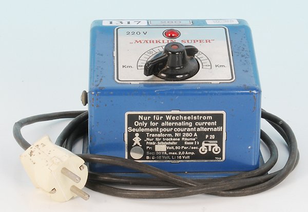 MARKLIN Trafo 280 A: Schuko-Stecker, Gebrauchsspuren.
