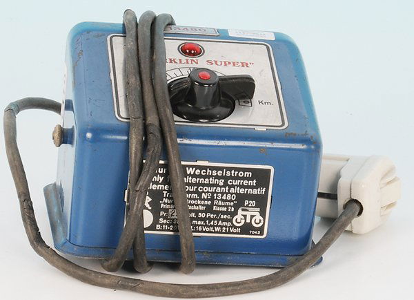 MARKLIN Trafo 13480: Schuko-Stecker, Gebrauchsspuren.