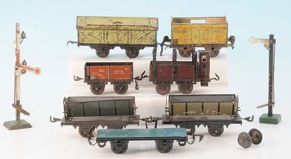 Konvolut Spur 0 Gueterwagen: MARKLIN, BING und KRAUS, dazu Signalfragmente, deutliche Alterungs- und Gebrauchsspuren, nicht vollstaendig, Besichtigung erforderlich.