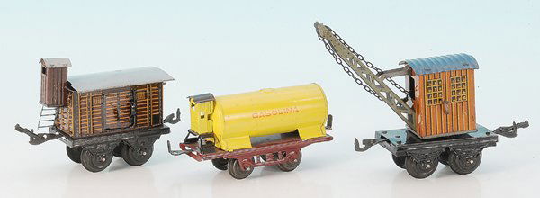 3 Gueterwagen, Spur 0: spanischer Kesselwagen, BING gedeckter Gueterwagen, BING Kranwagen, Gebrauchsspuren, Besichtigung erforderlich.