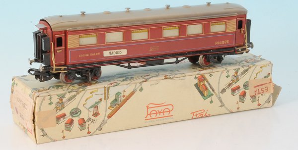 PAYA alt Salonwagen PH 1376: Wagenkasten gut erhalten, 1 Drehgestell gebrochen, in beschaedigtem OKT.