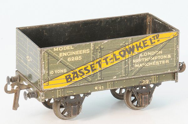 BING BASSETT LOWKE engl. Hochbordwagen: 2 Puffer fehlen, Gebrauchsspuren.