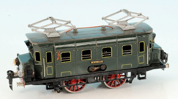 MARKLIN E-Lok RS 66/12910: gruen h a n d l a c k i e r t, 20 Volt, Nachkriegsausfuehrung, guter Originalzustand, leichte Gebrauchsspuren.