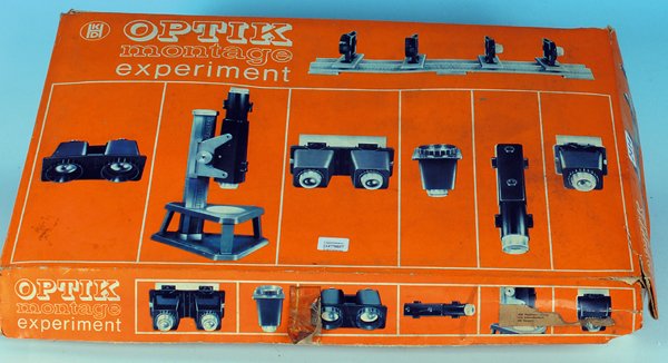 KHB Optik-Experimentierkasten: mit Gebrauchsanleitung, augenscheinlich vollstaendig, Deckel stark beschaedigt, Inhalt scheint gut zu sein.