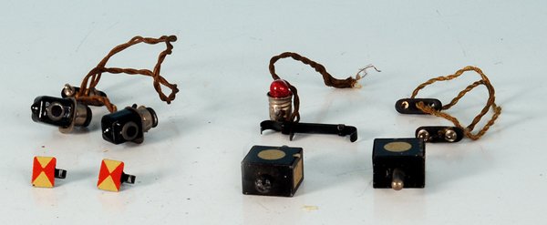 Konvolut Beleuchtungs- und Ersatzteile: 1 Beleuchtungsgarnitur, 2 Weichen Blindlaternen, 2 Schlussscheiben, Besichtigung erforderlich.