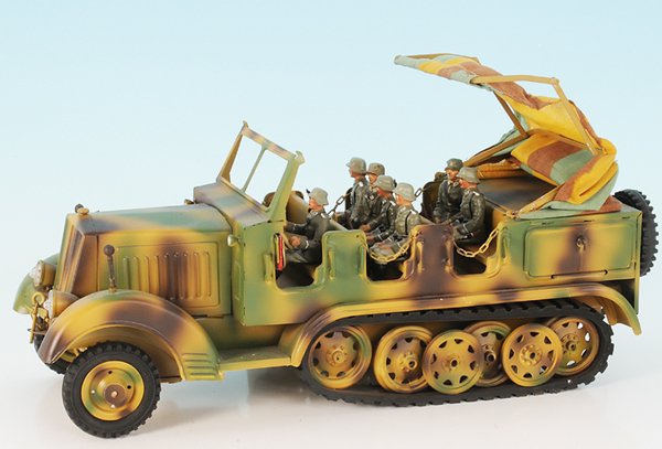 Replika Truppentransport-Raupen-LKW: 36,5 cm, besetzt 7 Soldaten, ohne Antrieb, elektrische Beleuchtung, Gummireifen, guter Zustand.