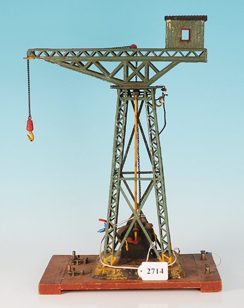 BING groÃŸer elektrischer Hafenkran: Hoehe 45 cm, auf Holzsockel, Lackschaeden, Gebrauchsspuren, Reinigung vonnoeten.