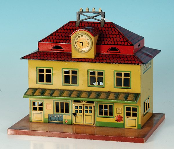 BUB kleiner Bahnhof: 24 x 16,5 cm, bunt lithografiert, Lampeneinsatz fehlt, ansonsten guter Originalzustand, minimale Gebrauchsspuren.