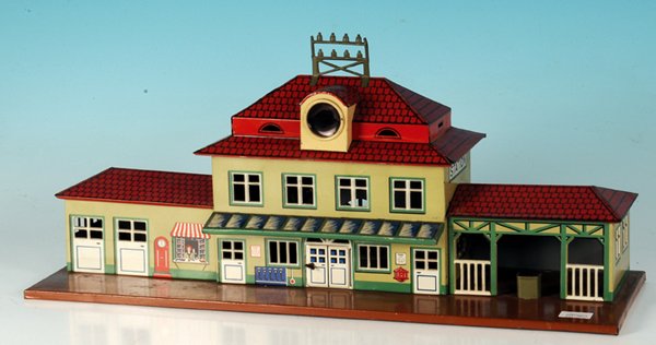 KIBRI Buntblech Bahnhof: 50 x 16,5 cm, bunt lithogr., Uhr fehlt, ansonsten leichte Gebrauchsspuren.