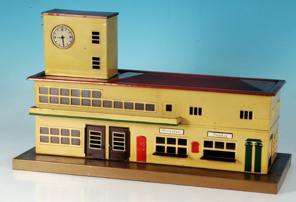 MARKLIN Bahnhof 2012: 48 x 20 cm, imit. Uhr, Antennenmast fehlt, leichte Gebrauchsspuren rundum.