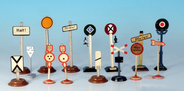 groÃŸes Konvolut Hinweistafeln: verschiedene Fabrikate, 14 Stueck, Besichtigung erforderlich.